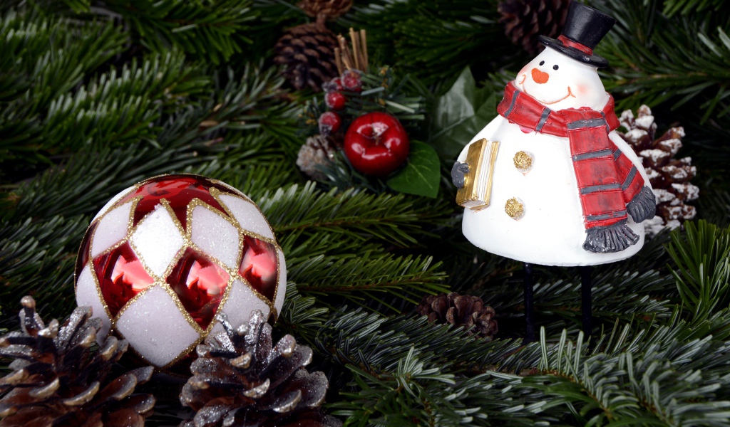 Снеговик и шар на ветках ели на Новый год