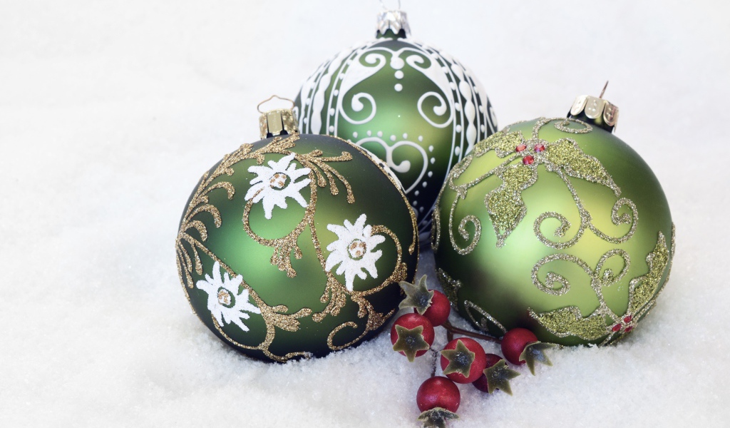 Три зеленых новогодних шара для елки на снегу