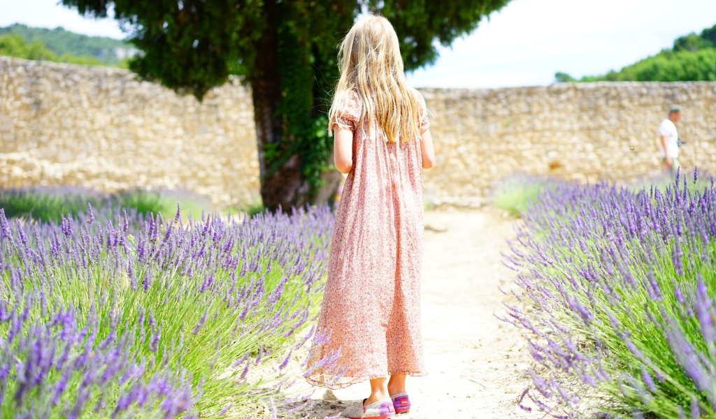 Маленькая девочка в платье на поле с лавандой
