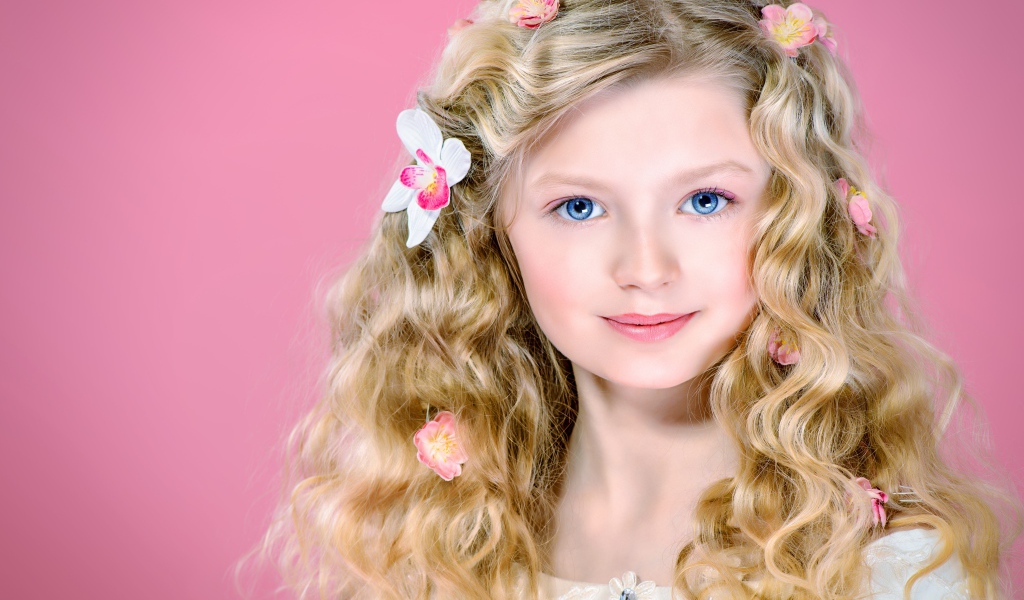 Красивая голубоглазая девочка блондинка на розовом фоне