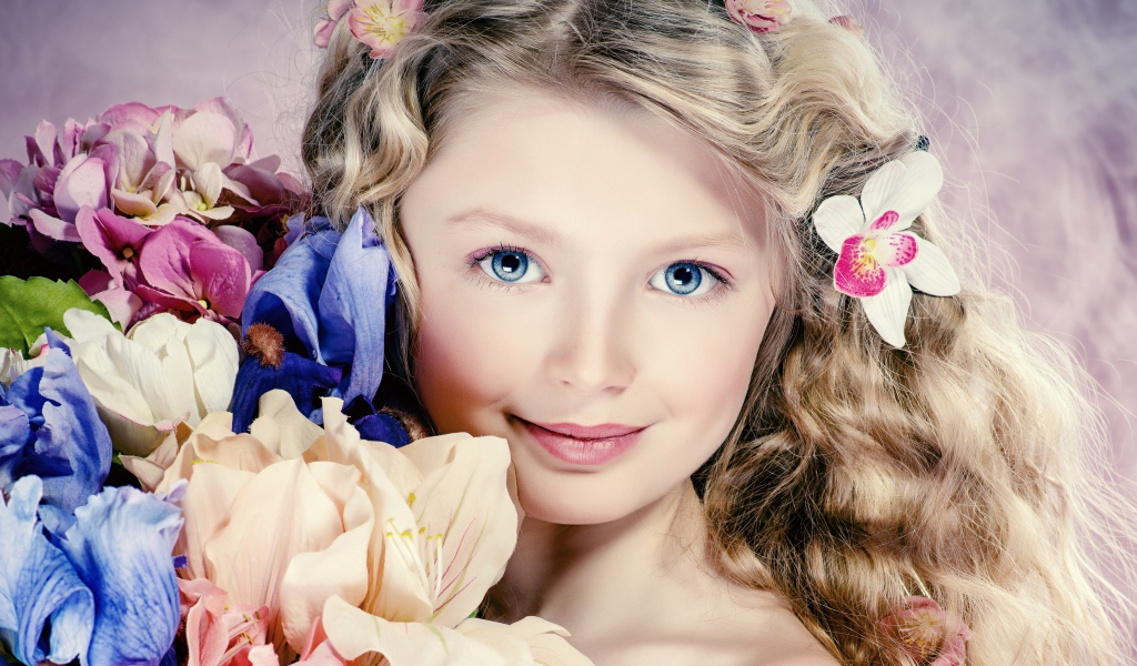 Красивая голубоглазая девочка с букетом цветов