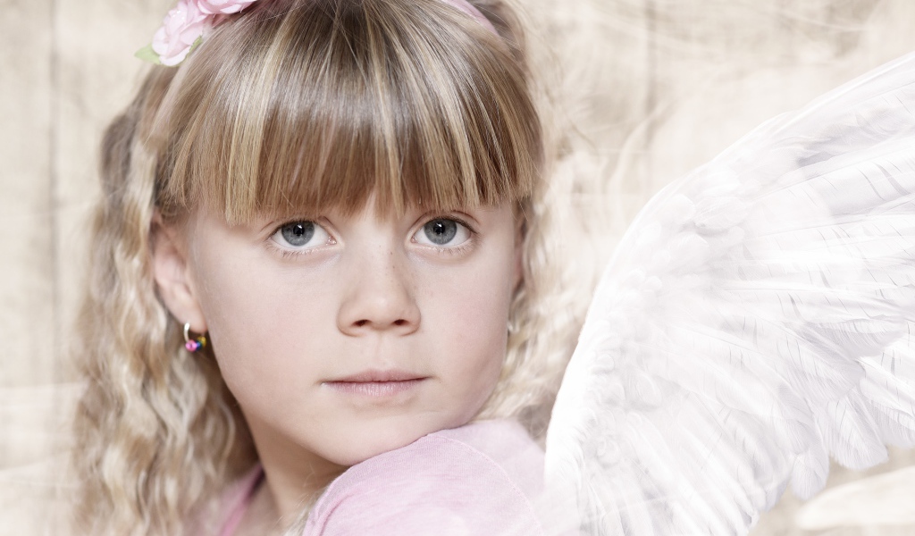 Красивая девочка с крыльями ангела с украшением на голове 