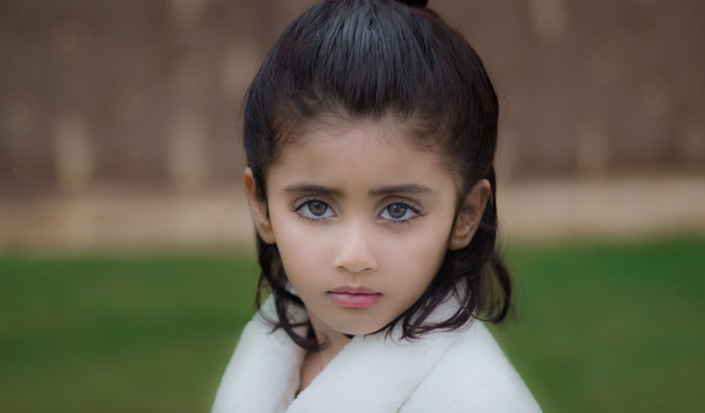 Красивая девочка с большими глазами
