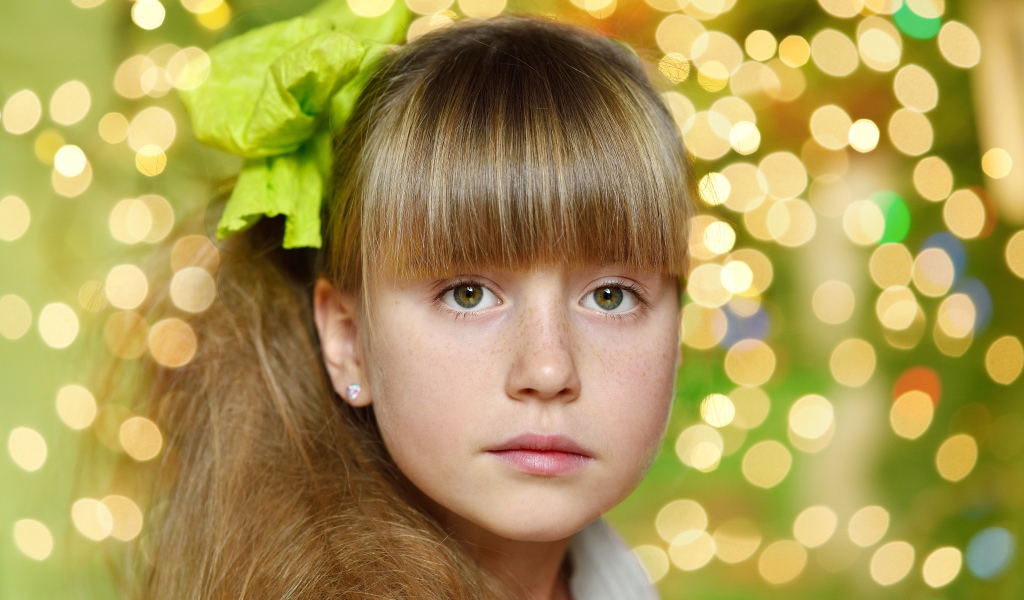 Красивая девочка с длинными волосами и длинной челкой