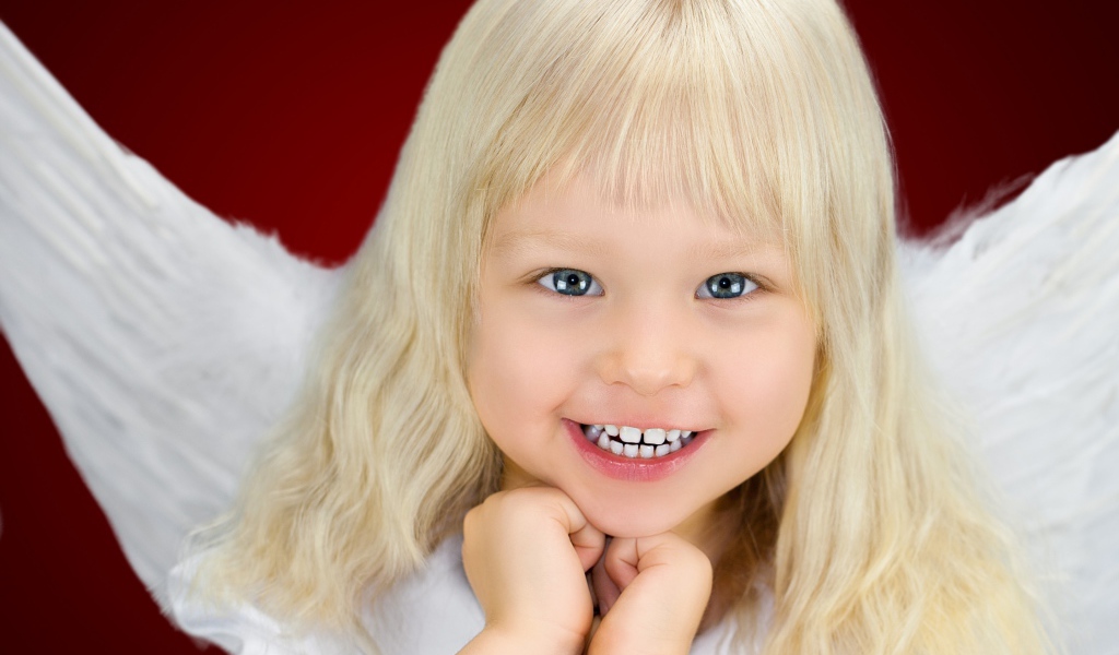 Голубоглазая девочка блондинка с крыльями ангела 