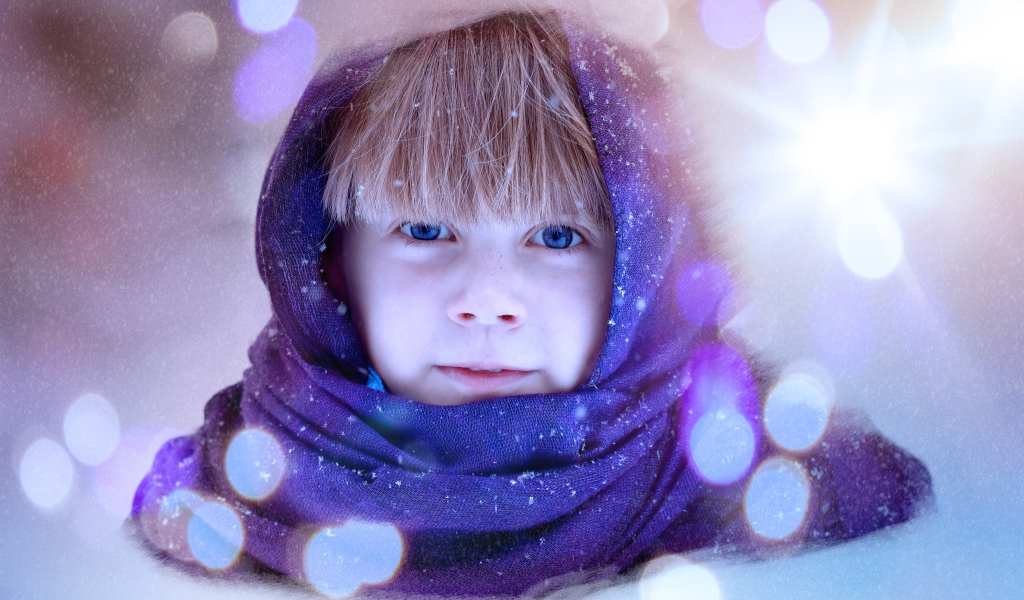 Голубоглазая девочка в синем платке 