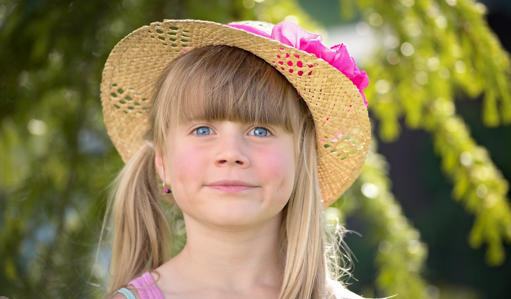 Голубоглазая девочка в соломенной шляпе