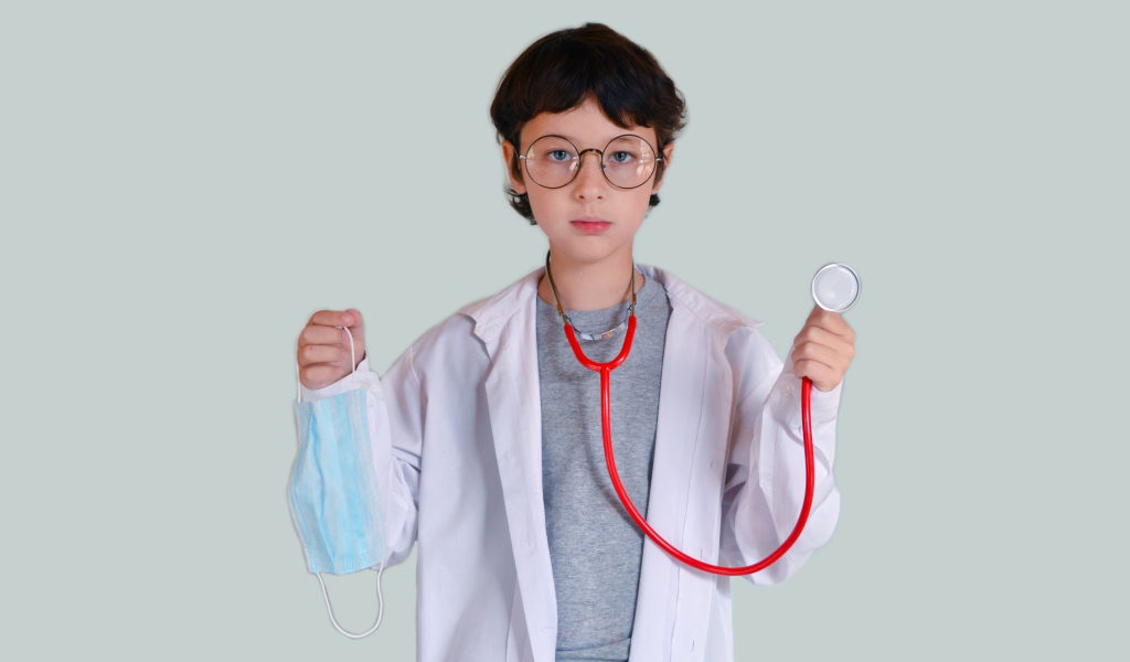 Мальчик с фонендоскопом и медицинской маской