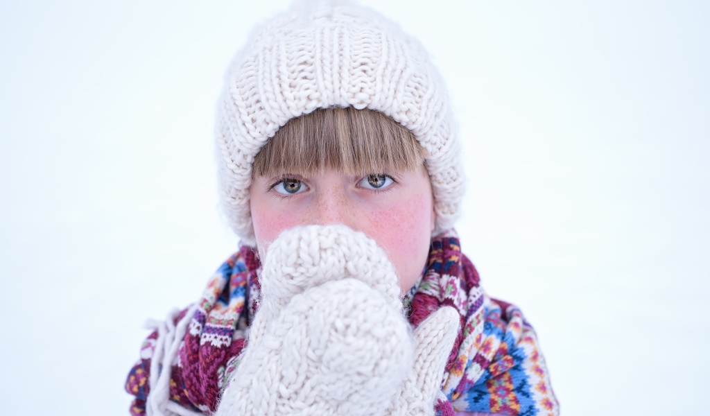 Девочка в рукавицах и белой шапке