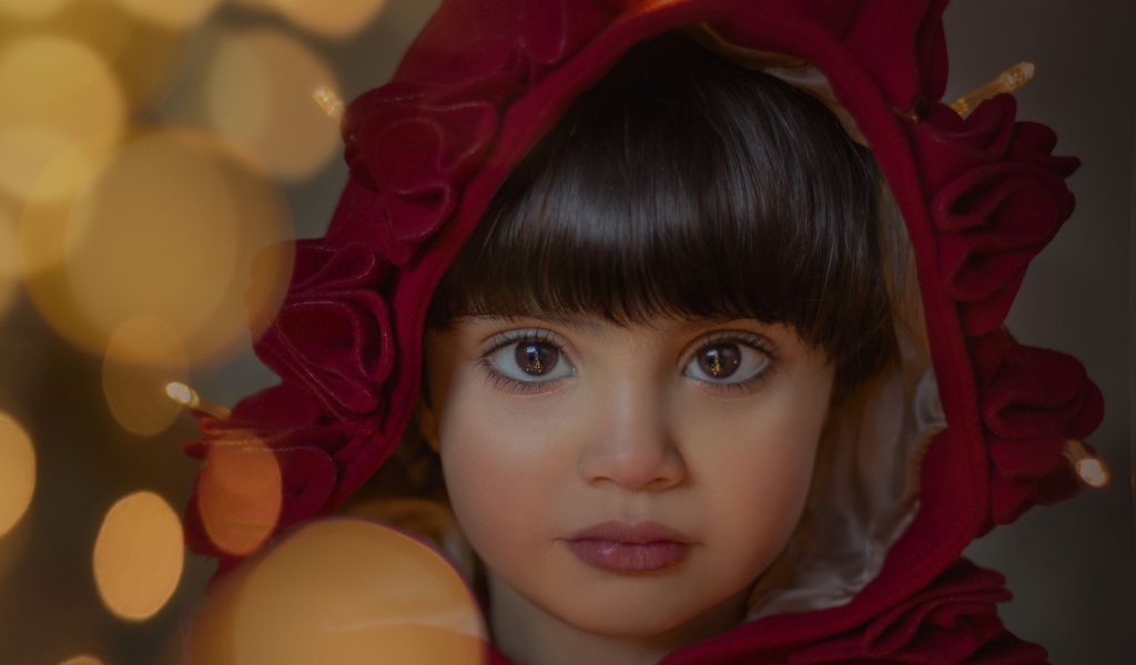 Девочка с большими карими глазами в красном капюшоне