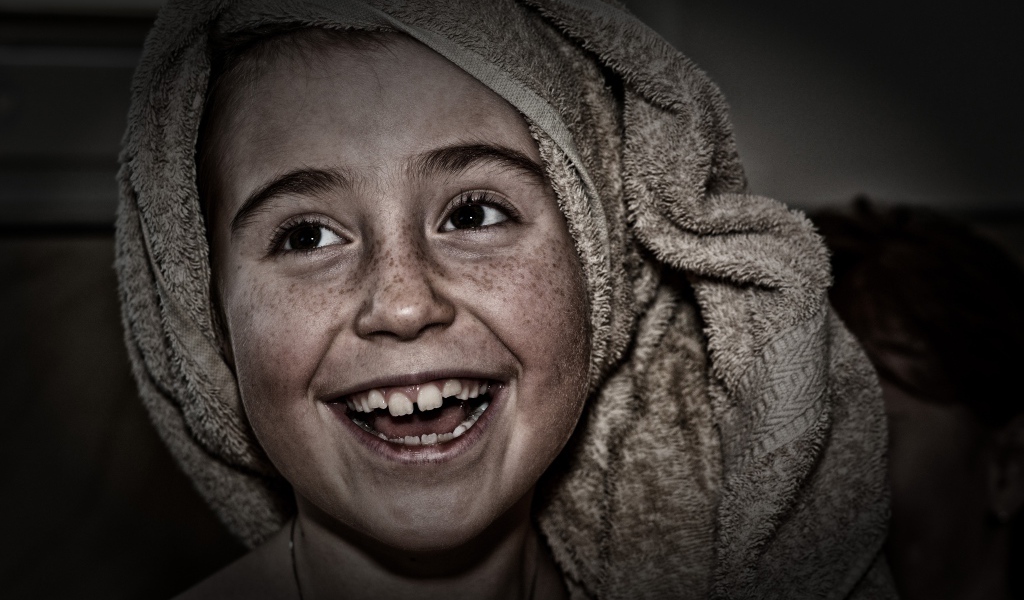 Девушка с веснушками на лице с полотенцем на голове