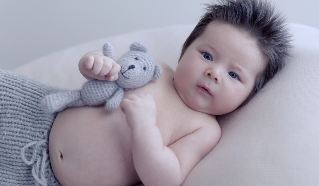 Грудной ребенок с шевелюрой на голове 