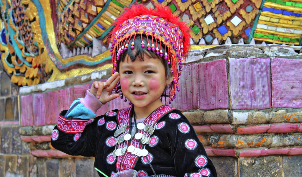 Маленькая девочка азиатка в национальном костюме 