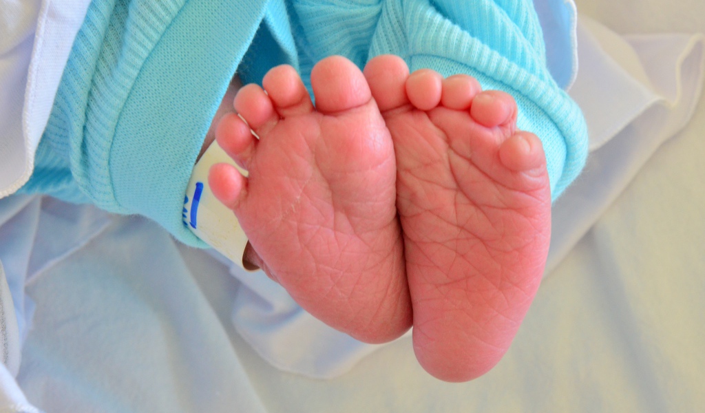 Ноги маленького ребенка крупным планом