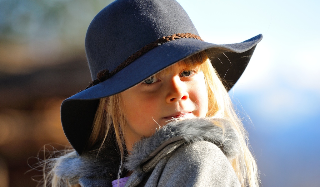 Маленькая девочка блондинка в шляпе