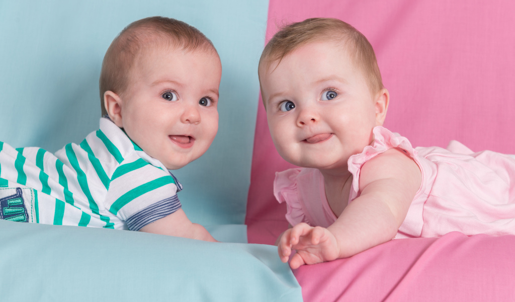 Маленькие мальчик и девочка двойняшки 