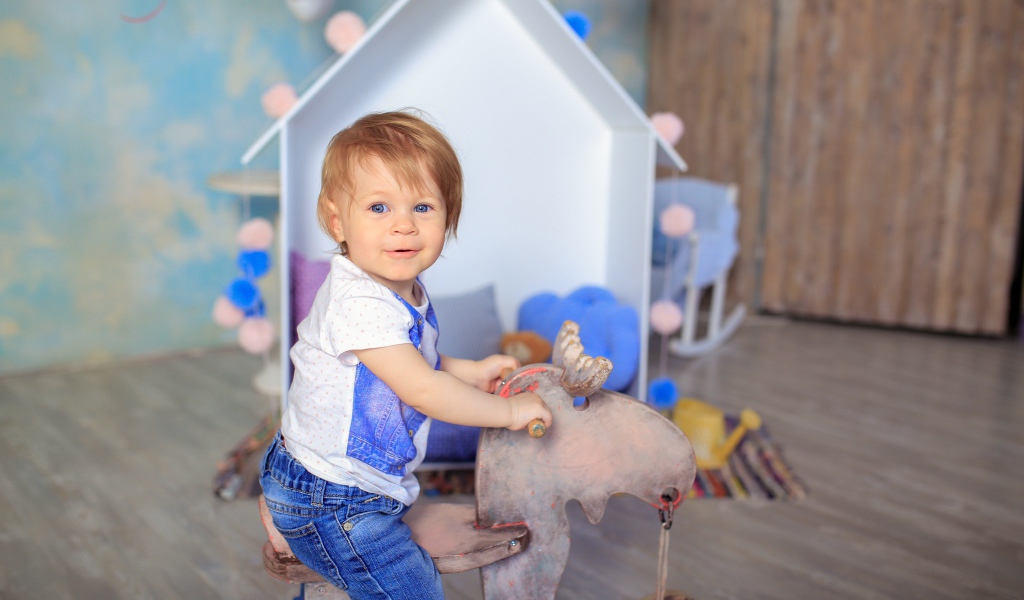 Маленький мальчик в игровой комнате