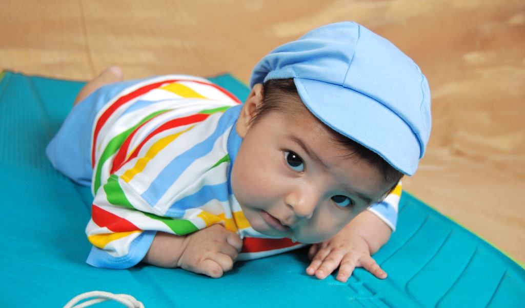 Маленький мальчик с голубой кепке 