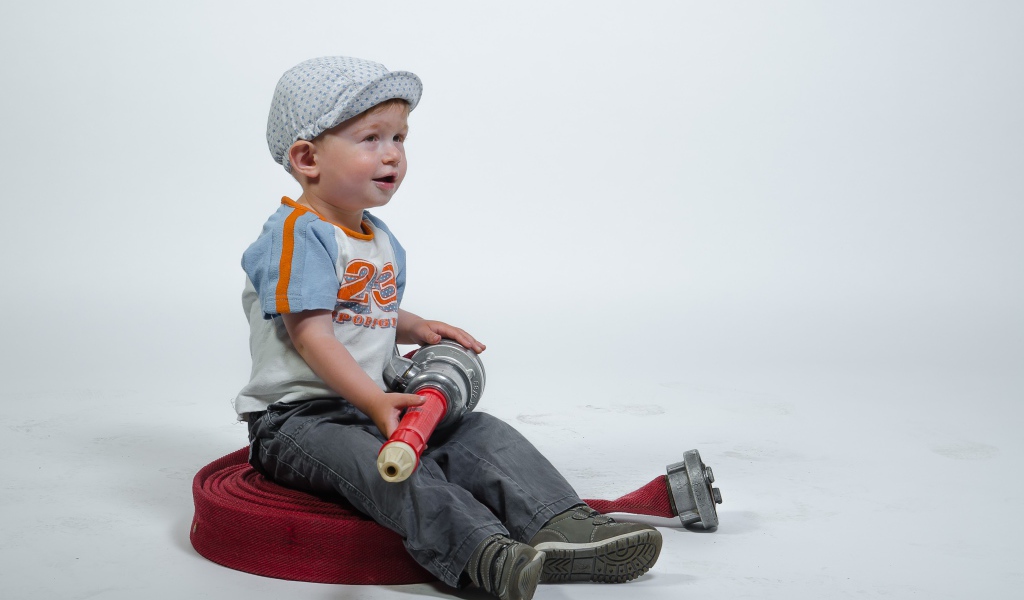 Маленький мальчик с пожарным гидрантом