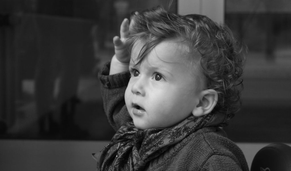 Маленький мальчик с рукой в волосах черно-белое фото 