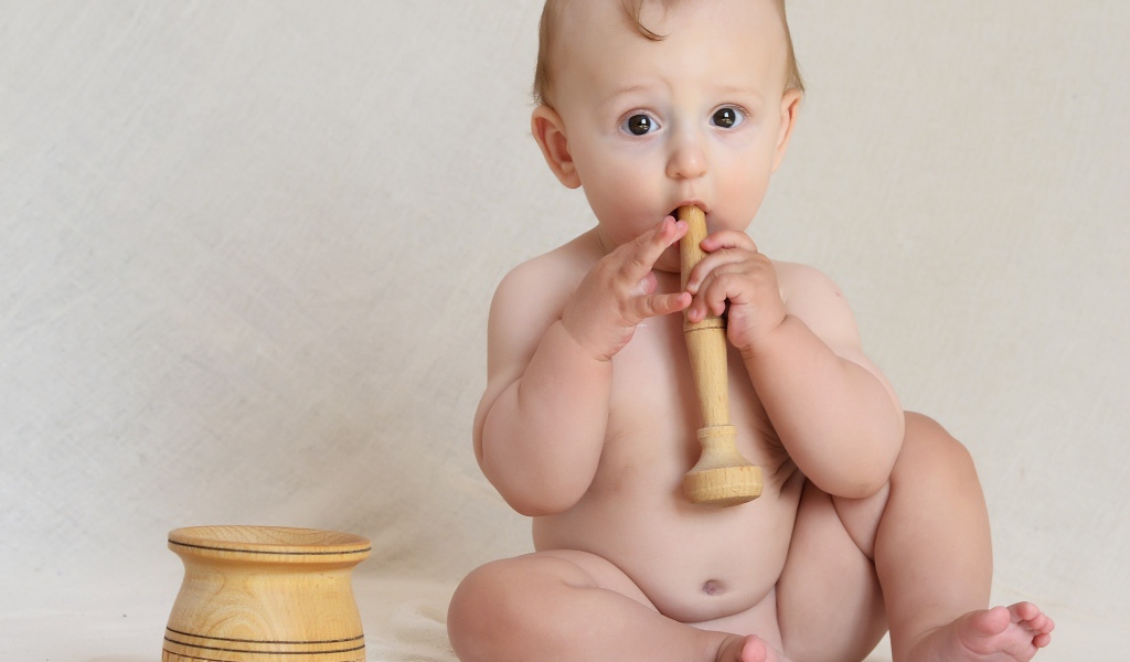 Маленький мальчик с деревянной ступкой