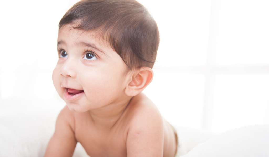 Маленький кареглазый мальчик на белом фоне 