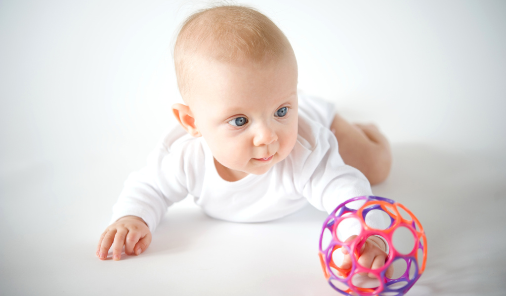 Маленький ребенок с игрушечным мячом