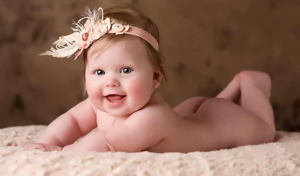 Маленькая забавная девочка с повязкой на голове