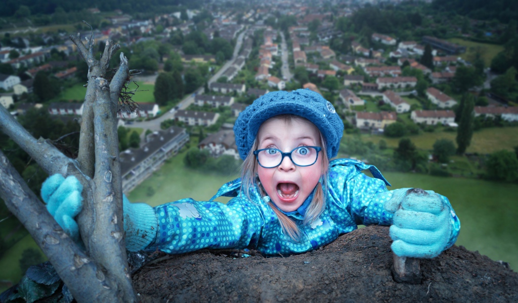 Маленькая девочка в голубом костюме на горе 