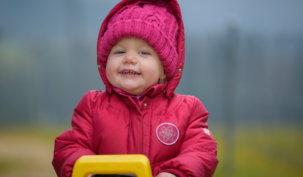 Маленькая девочка в розовой курточке 