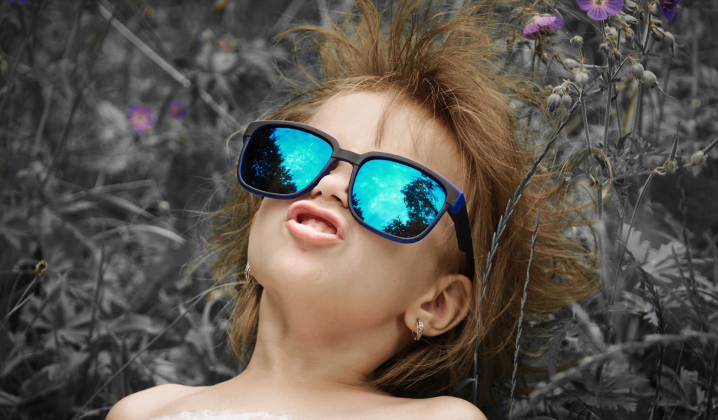 Маленькая девочка в очках со смешной прической