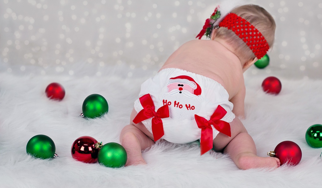 Маленькая девочка  с елочными игрушками 