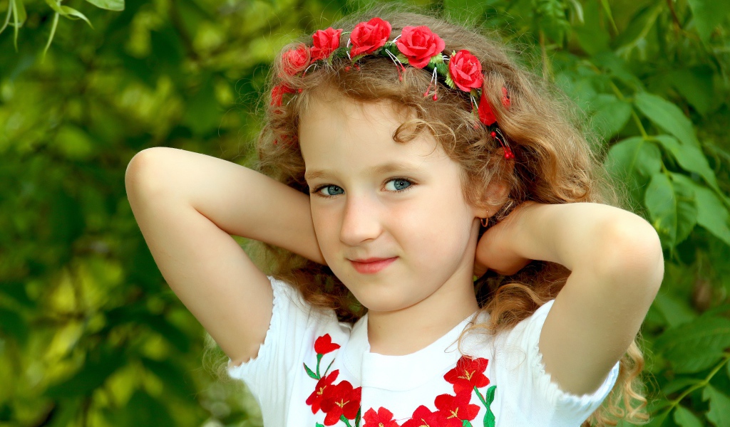 Маленькая  девочка с обручем с цветами на голове 