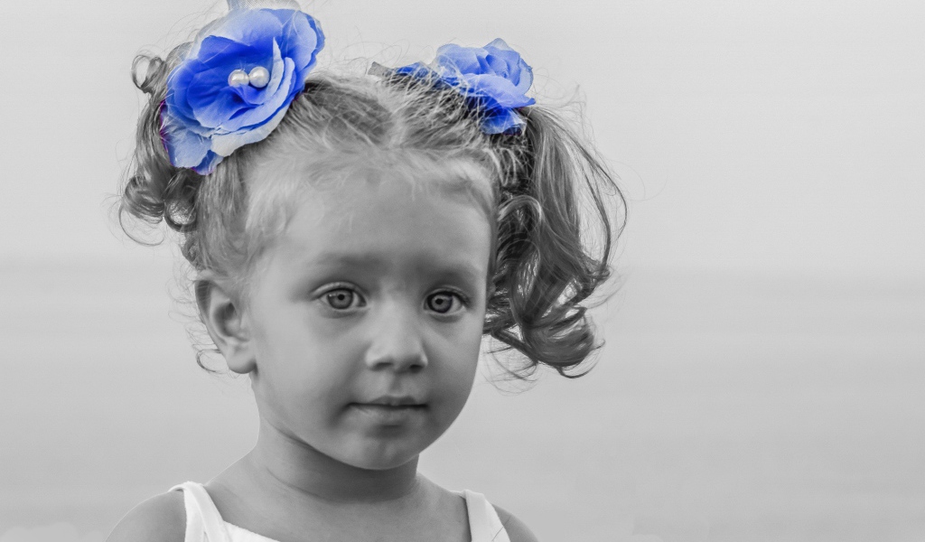 Маленькая девочка с голубыми бантиками в волосах 