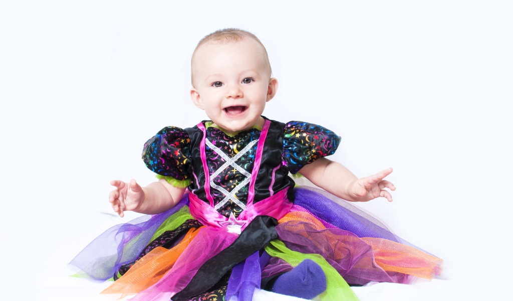 Маленькая улыбающаяся девочка на белом фоне 