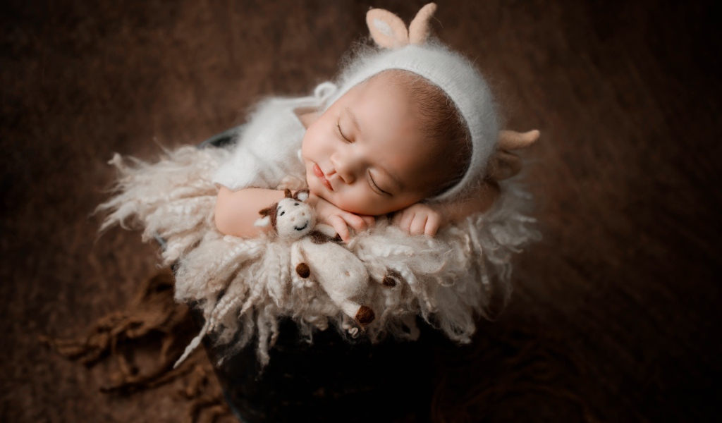 Маленький грудной ребенок спит в ведре