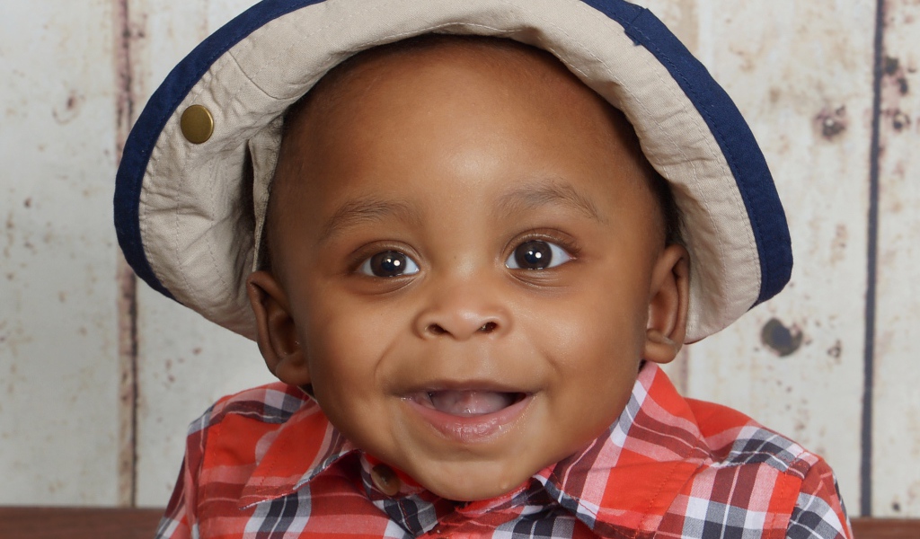 Улыбающийся темнокожий мальчик в панаме