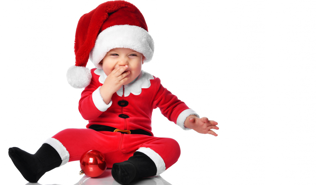 Улыбающийся ребенок в новогоднем костюме на белом фоне 