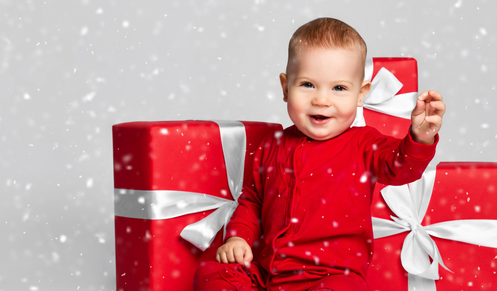 Улыбающийся ребенок с большими красными подарками 