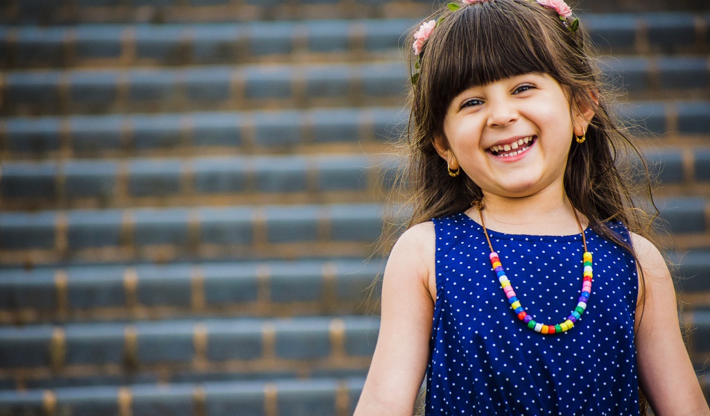 Улыбающаяся маленькая девочка в платье