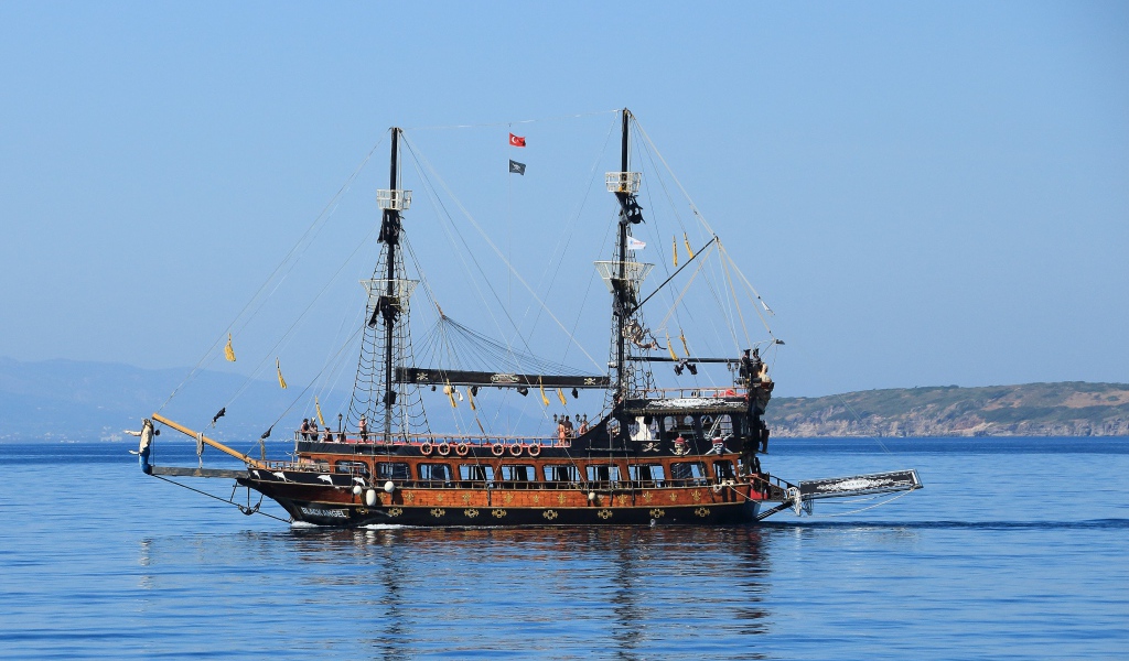 Большой красивый пиратский корабль в море 