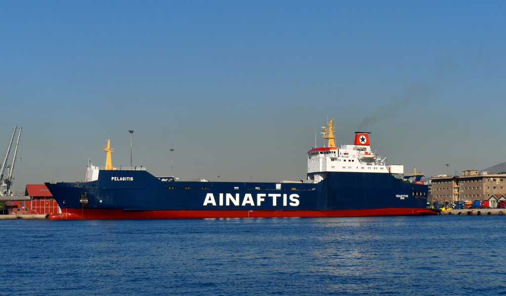 Грузовой танкер Ainaftis в гавани 