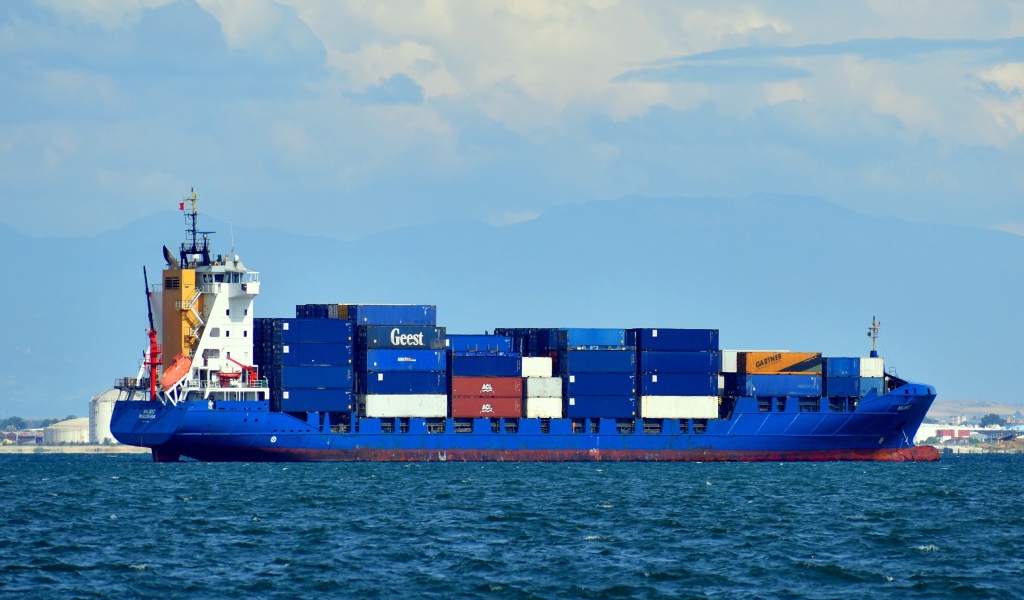 Грузовой танкер с контейнерами в море