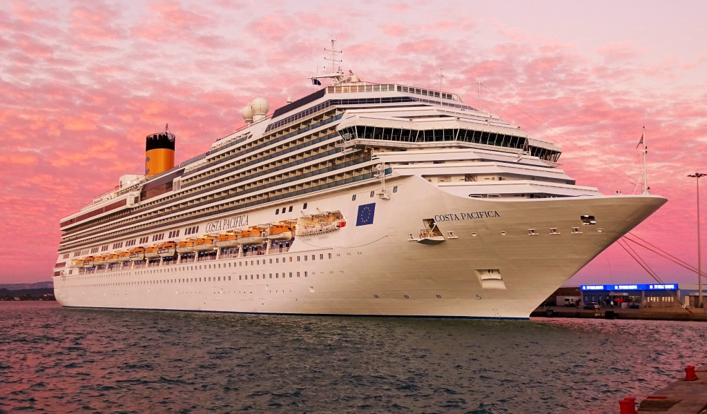 Круизный лайнер Costa Pacifica на фоне розового неба