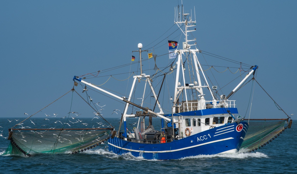 Рыболовецкая шхуна с сетями в море 