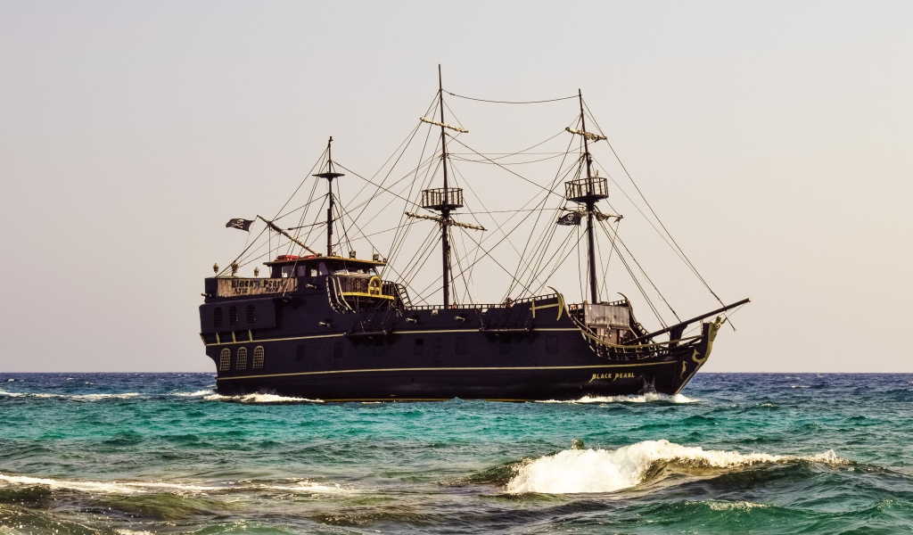 Большой черный пиратский корабль Black Pearl