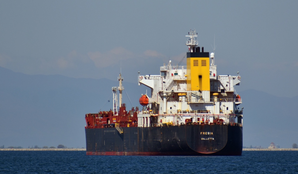 Большой контейнеровоз в море 