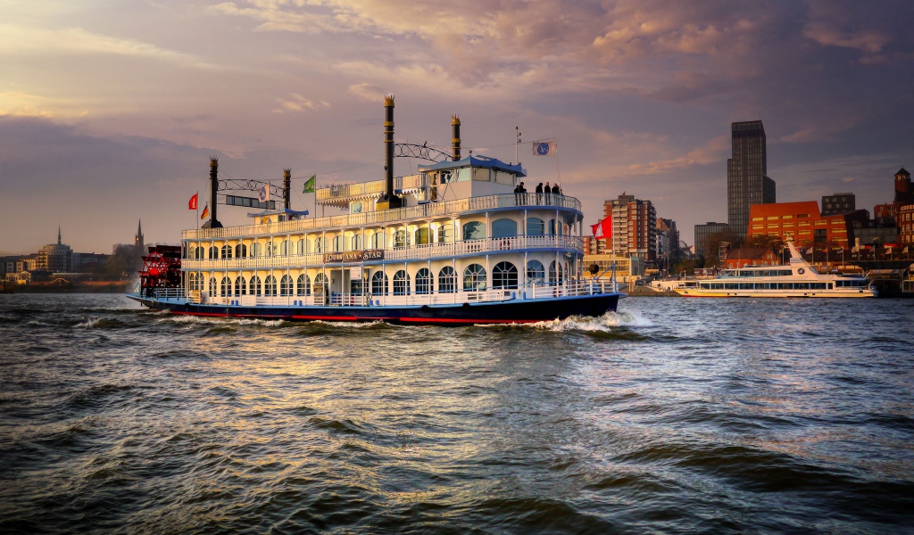 Большой круизный теплоход Louisiana Star  в воде 