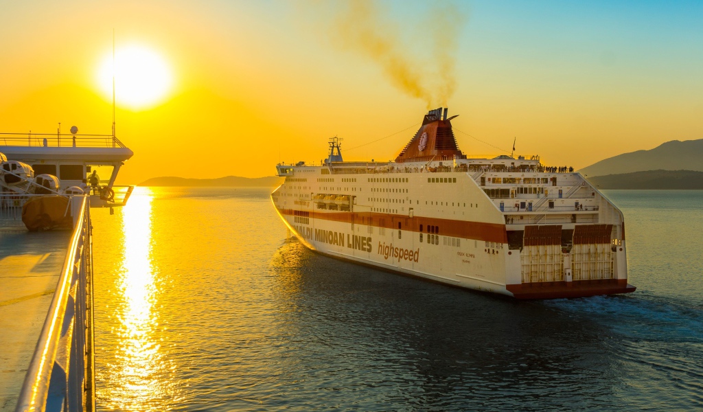 Большой круизный лайнер уплывает в закат 