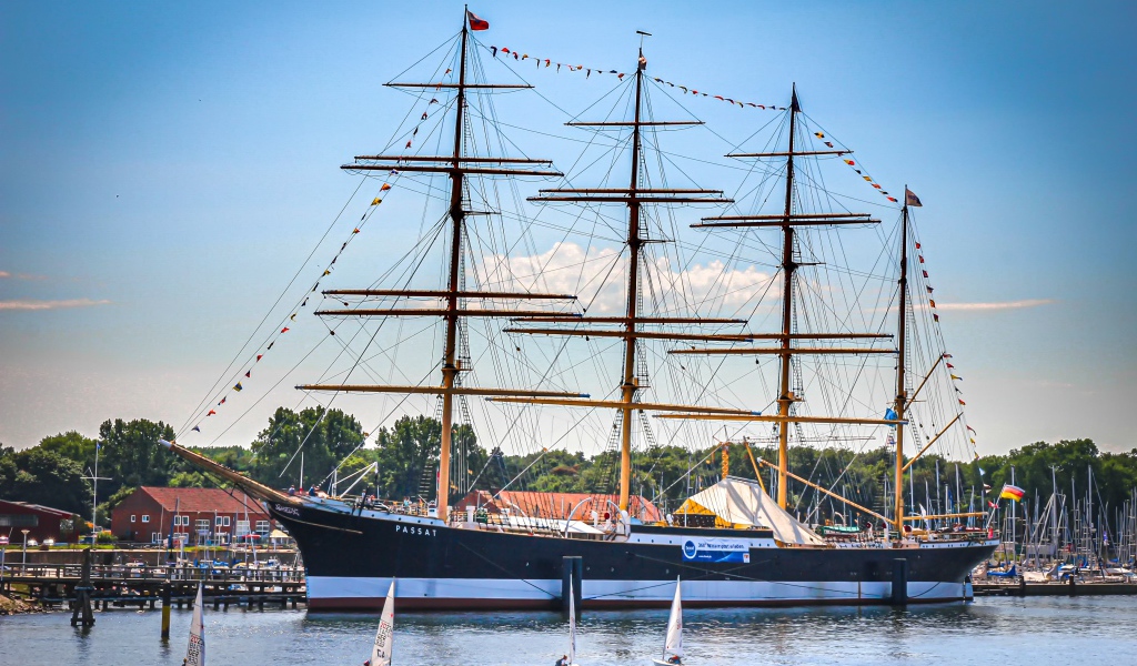 Большой фрегат с опущенными парусами